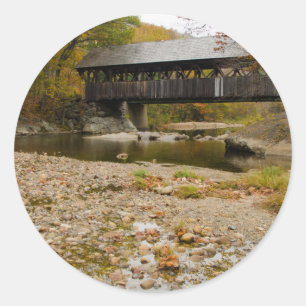Pegatina Redonda Puente cubierto de Newry sobre el río en otoño