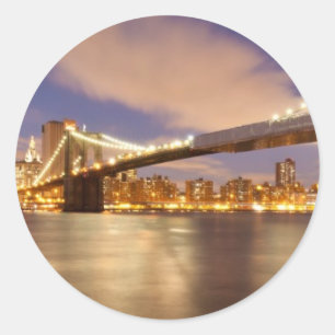 Pegatina Redonda Puente de Brooklyn y Manhattan de noche.