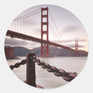 Pegatina Redonda Puente Golden Gate contra las montañas
