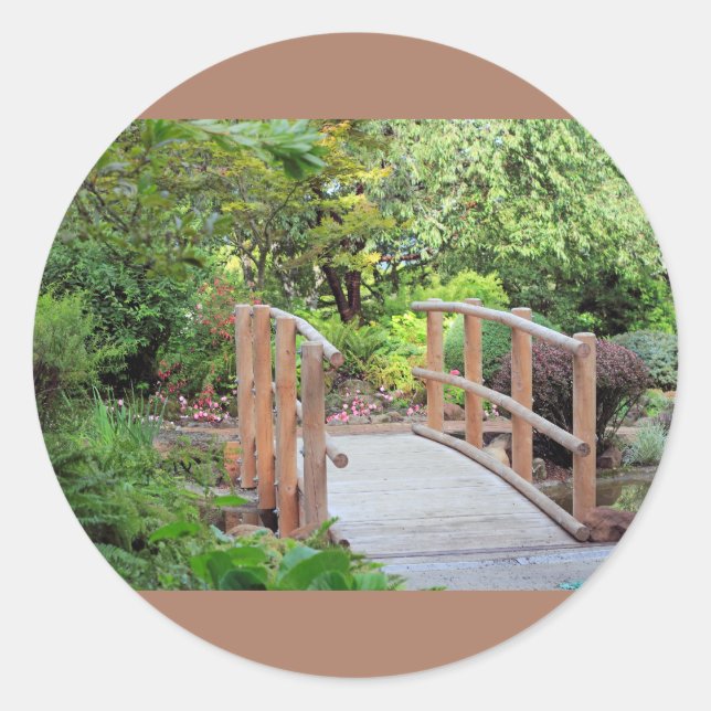 Pegatina Redonda Puente peatonal en el paisaje (Anverso)