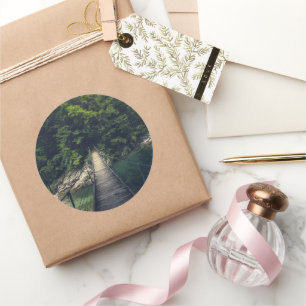 Pegatina Redonda Puente suspensivo simple sobre el río Idrijca, Slo