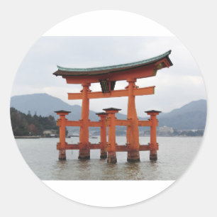 Pegatina Redonda Puerta histórica en la bahía de Miyajima, Japón