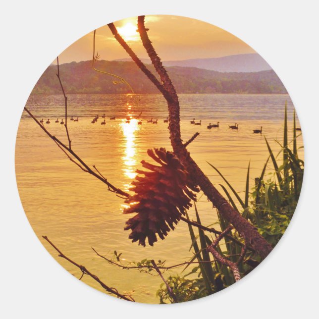 Pegatina Redonda Puesta de sol en el lago Pinecone (Anverso)