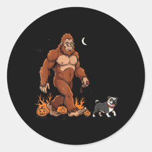 Pegatina Redonda Pug caminando Bigfoot Halloween perro Sasquatch di