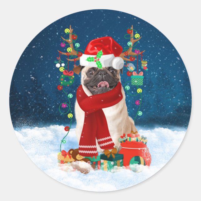 Pegatina Redonda Pug Dog en nieve con regalos de Navidades (Anverso)