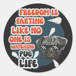 Pegatina Redonda Pug life curiosa cita a perro sarcástico