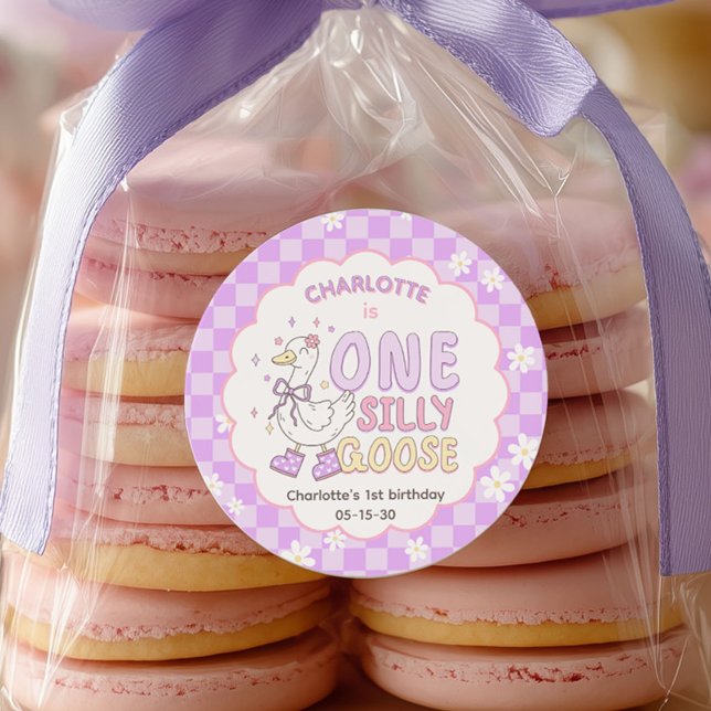Pegatina Redonda Purple One Silly Goose - Girl's first birthday (Purple One Silly Goose. Girl First Birthday Birthday favor sticker.)
