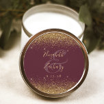 Pegatina Redonda Purpurina de oro Script Burgundy Boda<br><div class="desc">Este elegante y moderno pegatina boda presenta un diseño purpurina de color dorado en el borde superior e inferior. Personalizar fácilmente el texto de color dorado en un fondo burdeos,  con los nombres de la novia y el novio en caligrafía de escritura a mano sobre un gran ampersand.</div>