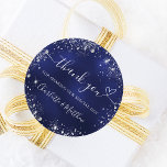 Pegatina Redonda Purpurina de plata azul de la marina gracias boda<br><div class="desc">De fondo azul marino clásico,  el color azul es irregular. Decorada con purpurinas de plata falsa,  chispas y un corazón. Personalice y agregue sus nombres. Con el texto: Gracias por compartir nuestro día especial.</div>