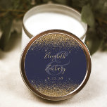 Pegatina Redonda Purpurina dorado Script Boda azul oscuro<br><div class="desc">Este elegante y moderno pegatina boda presenta un diseño purpurina de color dorado en el borde superior e inferior. Personalizar fácilmente el texto de color dorado en un fondo azul oscuro,  con los nombres de la novia y el novio en caligrafía de escritura a mano sobre una gran ampersand.</div>