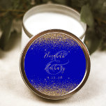 Pegatina Redonda Purpurina dorado Script Boda azul real<br><div class="desc">Este elegante y moderno pegatina boda presenta un diseño purpurina de color dorado en el borde superior e inferior. Personalizar fácilmente el texto de color dorado sobre un fondo azul real,  con los nombres de la novia y el novio en caligrafía escrita a mano sobre un gran ancho.</div>