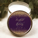 Pegatina Redonda Purpurina dorado Script Purple Boda<br><div class="desc">Este elegante y moderno pegatina boda presenta un diseño purpurina de color dorado en el borde superior e inferior. Personalizar fácilmente el texto de color dorado sobre un fondo morado,  con los nombres de la novia y el novio en caligrafía escrita a mano sobre una gran ampersand.</div>