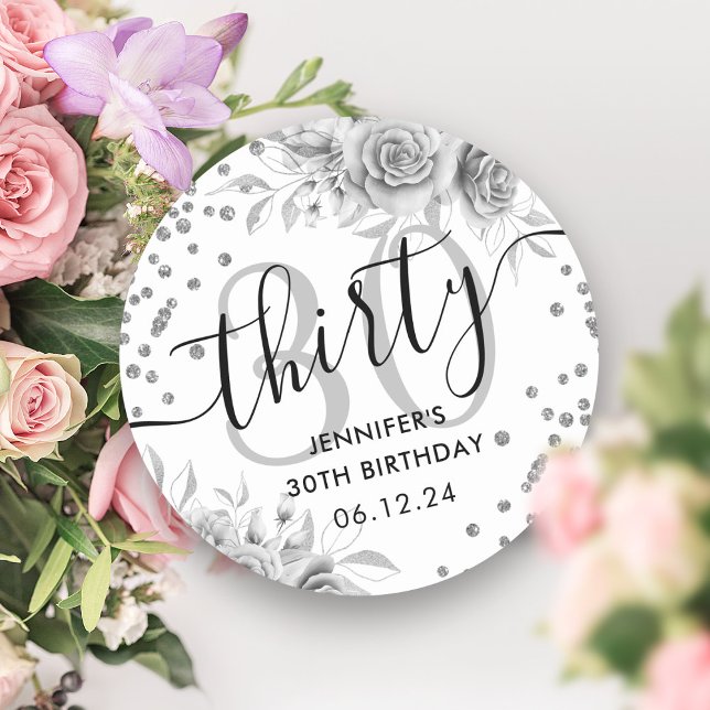 Pegatina Redonda Purpurina floral plateado guión de cumpleaños 30 (Silver Floral Glitter 30th Birthday Script Classic Round Sticker)