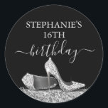 Pegatina Redonda Purpurina High Heel 16th Birthday Silver Favor<br><div class="desc">Elegante y Moda Moderno Plata y Negro 16º cumpleaños Sello para sobres personalizado o etiquetas de favor con Purpurina falso Silver High Heel Stiletto Shoes y caligrafía de nombre personalizado cursiva en blanco y negro.</div>