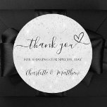 Pegatina Redonda Purpurina plateado brilla gracias boda<br><div class="desc">Fondo falso plateado,  decorado con purpurinas falsos,  chispas. Con el texto: Gracias por compartir nuestro día especial,  con un corazón pequeño. Personalice y agregue sus nombres.</div>