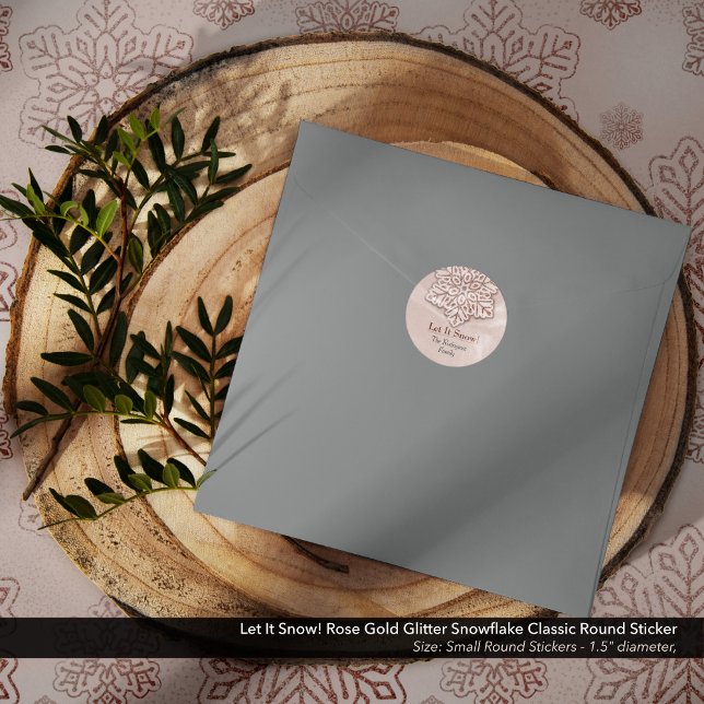 Pegatina Redonda ¡Que La Nieve! Purpurina de oro Rosa Snowflake (Let It Snow! Rose Gold Glitter Snowflake Classic Round Sticker on a Gray Envelope)