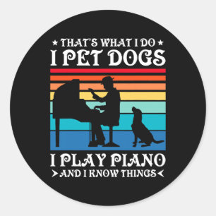 Pegatina Redonda Que Lo Que Hago Es Mascota De Perros Que Toco Pian
