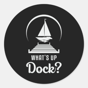 Pegatina Redonda Qué pasa con el barco de vela Dock