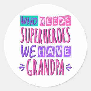 Pegatina Redonda ¿Quién necesita superhéroes? Tenemos abuelo.
