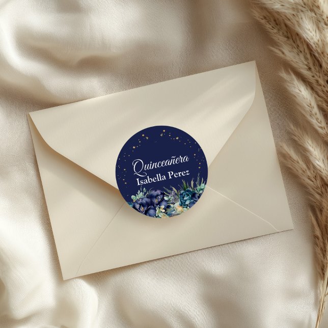 Pegatina Redonda Quinceañera de azul marino floral y brillo dorado (Navy Blue Floral and Gold Glitter Quinceanera Classic Round Sticker on an elegant envelope.)