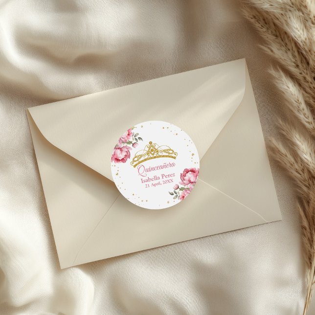 Pegatina Redonda Quinceanera Gold Tiara Purpurina y floral rosa (Quinceanera Gold Tiara Glitter and Pink Floral Classic Round Sticker on an elegant envelope.)