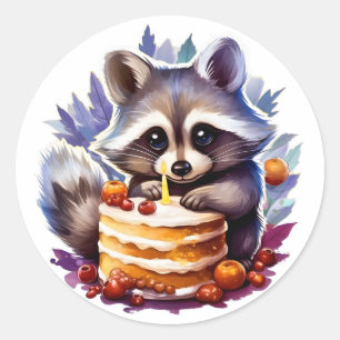 Pegatina Redonda Raccoon de invierno con una tarta de cumpleaños nú
