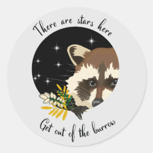 Pegatina Redonda Raccoon. ¡Sal de tu agujero!