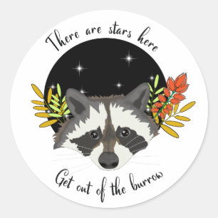 Pegatina Redonda Raccoon. ¡Sal de tu agujero!