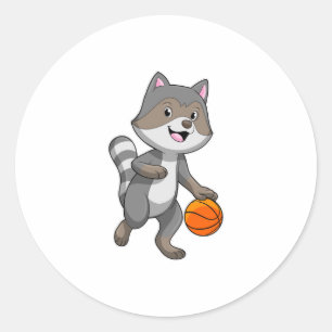 Pegatina Redonda Racoon como jugador de baloncesto con baloncesto