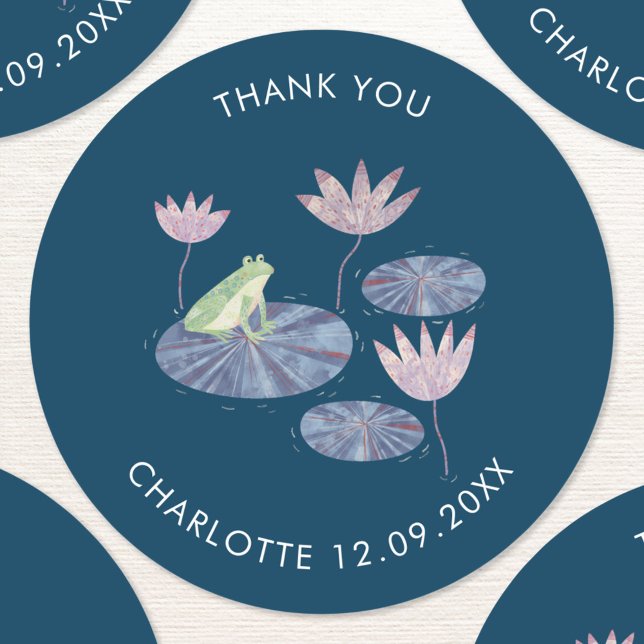 Pegatina Redonda Rana en un plato de lirio (Fun frog themed thank you party stickers)