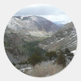 Pegatina Redonda Recorriendo las nevadas montañas de Sierra Nevada
