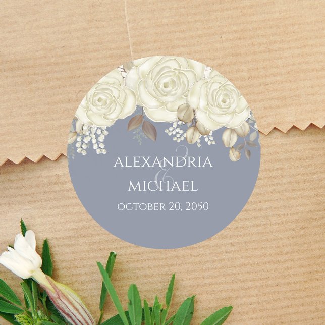 Pegatina Redonda Recuerdo Floral Personalizado de Boda Azul (Dusty blue wedding favor sticker with white roses. )