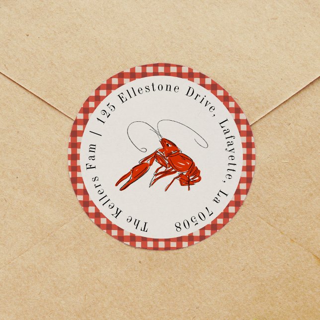 Pegatina Redonda Red Gingham Crawfish Hervir La Dirección De Retorn (Red crawfish and gingham return address label round sticker.)
