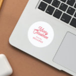 PEGATINA REDONDA RED RETRO MERRY CHRISTMAS TIPOGRAFÍA EN BLANCO<br><div class="desc">Feliz personalizable de Navidad tipografía retro roja sobre un fondo blanco personalizado.</div>