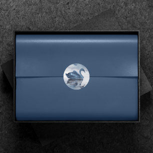 Pegatina Redonda Reflejos Brumosos   Boda de Cisnes en Lago con Est