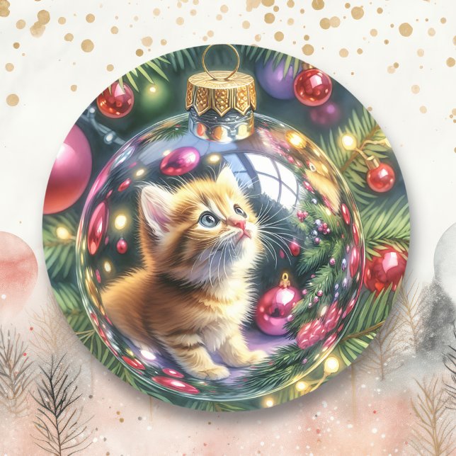 Pegatina Redonda Reflexión sobre el gatito en un adorno navideño (Subido por el creador)