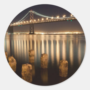 Pegatina Redonda Reflexiones de la noche del puente de la bahía de