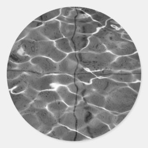 Pegatina Redonda Reflexiones Ligeras Sobre El Agua: Negro Y Blanco