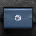 Pegatina Redonda Reflexiones polvorientas | Boda del lago Dusty Blu<br><div class="desc">Romántico, oscuro y monótono boda de cisne de lago pintado a mano en un suave azul marino polvoriento con un elegante cisne y niebla humeante a primera hora de la mañana. De la colección Lake Reflections, este diseño acuático se inspiró en el tranquilo y tranquilo momento en el que se...</div>