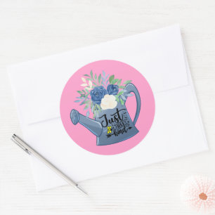 Pegatina Redonda Regadera floral rosa Just Bee Kind Positividad