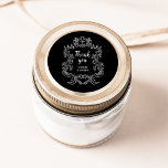 Pegatina Redonda Regal Black | Boda de cuadro barroco vintage<br><div class="desc">Estos elegantes y lujosos stickers de bodas presentan un marco de arte de la línea vintage con un estilo barroco ornamental. El diseño es blanco sobre un fondo negro oscuro. La moderna caligrafía de escritura que dice "gracias", y el texto clásico con sus nombres, hacen de esto una elección contemporánea...</div>