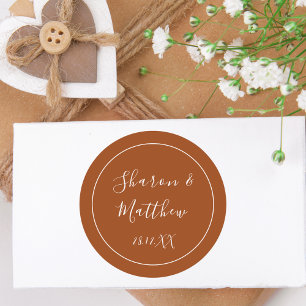 Pegatina Redonda Regalo de Boda con Letra Caligráfica en Terracota