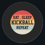 Pegatina Redonda Regalo divertido del jugador de Kickball Retro<br><div class="desc">Regalo divertido del jugador de Kickball Retro</div>