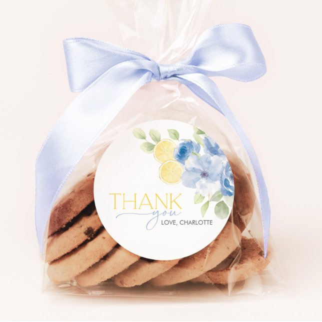 Pegatina Redonda Regalo principal de la ducha nupcial Azul Amarillo (She found her Main Squeeze! Bridal Shower Blue floral lemon citrus favor stickers)