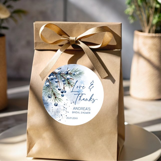Pegatina Redonda Regalos para despedida de soltera de invierno con  (Snow in love winter bridal shower favors personalized thank you favor sticker snowy pines dusty blue)