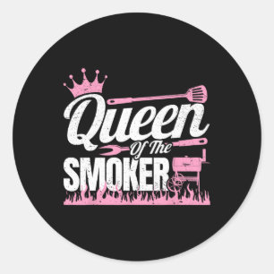 Pegatina Redonda Reina de la parrilla ahumadora mujeres brisket de 