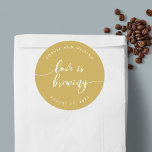 Pegatina Redonda Relax Script Love es un Boda de color Personalizad<br><div class="desc">pegatina boda con las palabras "Amor se está preparando" en un guión cursivo relajante en blanco contra un color de fondo editable (haga clic en personalizar para acceder). Personalízalo reemplazando el texto del marcador de posición. Para obtener más opciones como cambiar el tipo de letra y su tamaño/color, expanda la...</div>