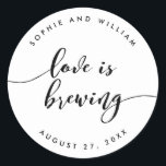 Pegatina Redonda Relax Script Love is Brewing Wedding Favor<br><div class="desc">pegatina boda con las palabras "El amor se está preparando" en un guión cursivo relajante en negro contra fondo blanco. Personalízalo reemplazando el texto del marcador de posición. Para obtener más opciones como cambiar el tipo de letra y su tamaño/color, expanda la curva /contract o el espaciado entre letras haga...</div>