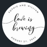 Pegatina Redonda Relax Script Love is Brewing Wedding Favor<br><div class="desc">pegatina boda con las palabras "El amor se está preparando" en un guión cursivo relajante en negro contra fondo blanco. Personalízalo reemplazando el texto del marcador de posición. Para obtener más opciones como cambiar el tipo de letra y su tamaño/color, expanda la curva /contract o el espaciado entre letras haga...</div>