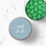 Pegatina Redonda Relax Script Mint to be Editable Color Boda<br><div class="desc">pegatina boda que presenta las palabras "menta para ser" en un guión cursivo relajante en blanco contra un color de fondo editable (haga clic en personalizar para acceder). Personalízalo reemplazando el texto del marcador de posición. Para obtener más opciones como cambiar el tipo de letra y su tamaño/color, expanda la...</div>